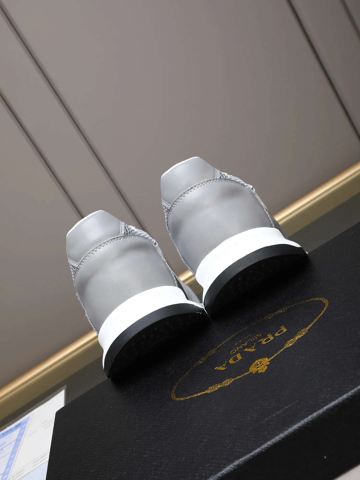 Men's shoes 💰460 Prada/Prada's new men's casual sports shoes, low-top lace-up sports shoes, fashionable and generous style, made of first-layer cowhide stitching and breathable mesh, soft, comfortable and breathable, tongue letter LOGO, finely crafted details, lightweight foam sole, fashionable and versatile! Size: 38-44 (45 customized)